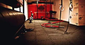 Wnętrze klimatyzowanej strefy treningowej w studio Strong House w Krakowie