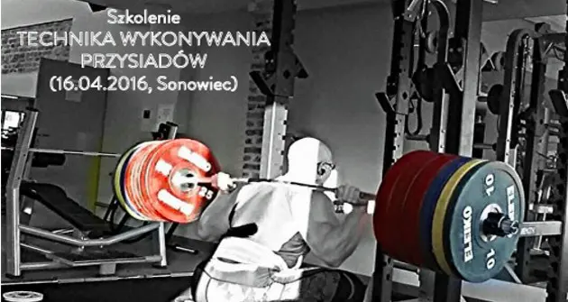 Uczestnicy szkolenia z techniki wykonywania przysiadów na sali treningowej