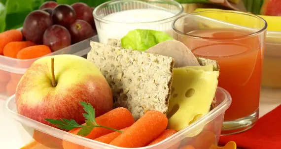 Talerz pełen świeżych warzyw, owoców i produktów zbożowych jako elementów diety DASH