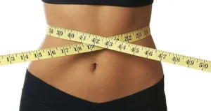 Talerz z pełnoziarnistym pieczywem, świeżymi warzywami i owocami reprezentujący dietę Montignaca