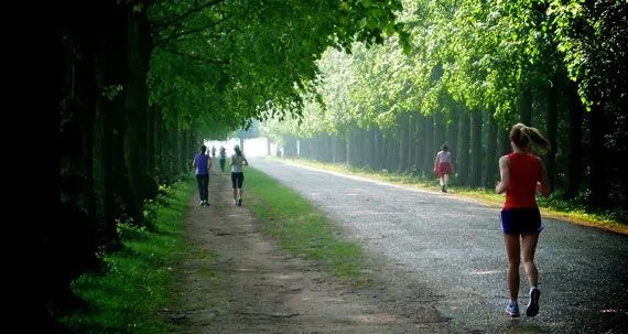 Biegacz trenujący na asfaltowej ścieżce