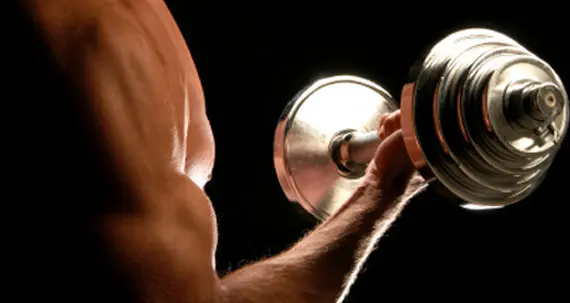 Sportowiec wykonujący ćwiczenie siłowe podczas treningu crossfit