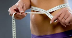 Kobieta ćwicząca fitness podczas odchudzania
