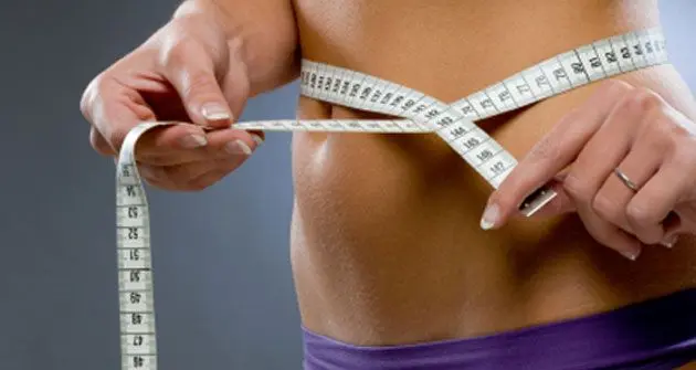 Kobieta ćwicząca fitness podczas odchudzania